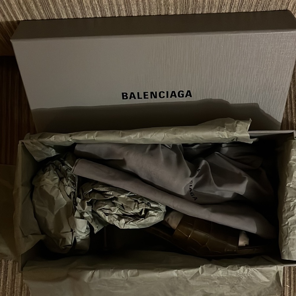 SALE!! Balenciaga BB Plaque Embossed leather heel groupie Mules NWB - Picture 9 of 9